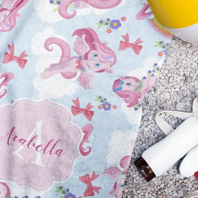 Toalla De Playa Monograma del arcoiris mágico de unicornio (Magical Pink Girly Unicorn Rainbow Monogram Beach Towel)