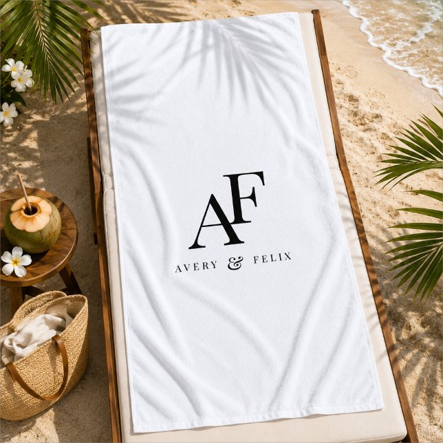 Toalla de playa | Monograma personalizado de boda  (Personalized couple monogram beach towel with initials and names for wedding gifting.)