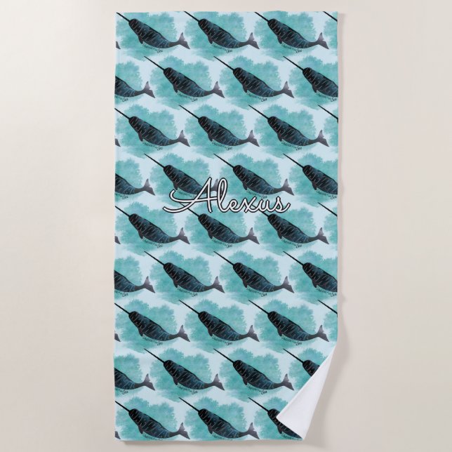 Toalla De Playa Narwhal sobre el corazón de las acuarelas turquesa (Anverso)