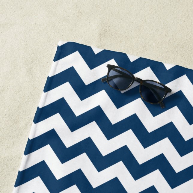Toalla De Playa Navy Zigzag, Navy Chevron, patrón geométrico (In situ)