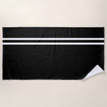Toalla de playa negra con líneas blancas