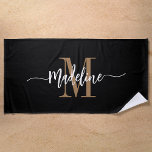 Toalla De Playa Nombre de monograma elegante y personalizado en ne<br><div class="desc">Toalla de playa moderna, trendy y elegante con tu nombre personalizado y inicial en un diseño de caligrafía con florituras (asegúrate de mantener los emoticonos o espacios junto al nombre completo para que las florituras permanezcan). Esta es la versión en tono dorado y negro. Fácil de personalizar tamaño y agregar...</div>