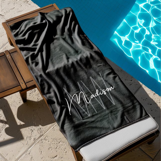 Toalla De Playa Nombre de monograma moderno Script Blanco negro (Modern Monogram Name Script Black White Beach Towel)