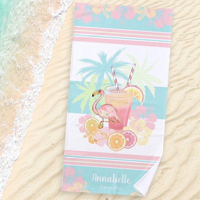 Toalla De Playa Nombre del Monograma de Cóctel Tropical y Flamingo (Tropical Cocktail and Flamingo Monogram Name Beach Towel)