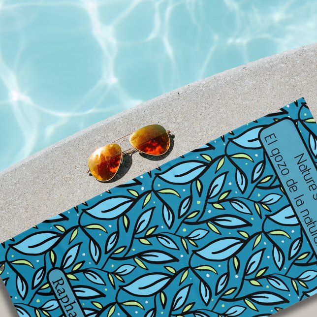 Toalla De Playa Nombre del patrón de hojas azules Texto bilingüe (Bilingual Blue leaves, beach towel, custom name & Spanish Text. Multilingual project)