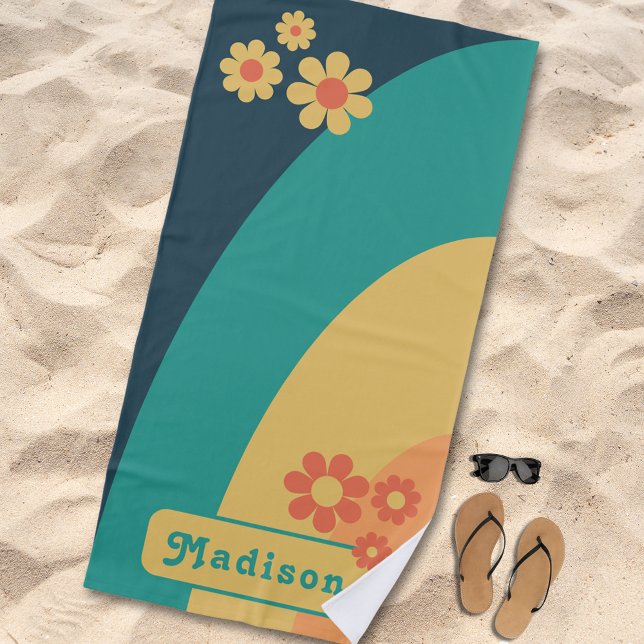 Toalla De Playa Nombre floral de arco retro (Retro groovy floral personalized name beach towel with simple daisy curve blue yellow orange teal)