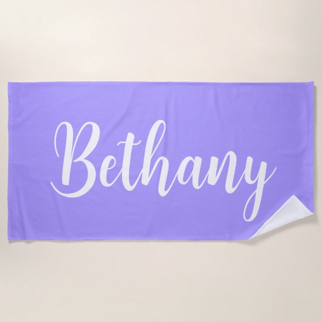 Toalla De Playa Nombre grande en blanco en lavanda (Anverso)