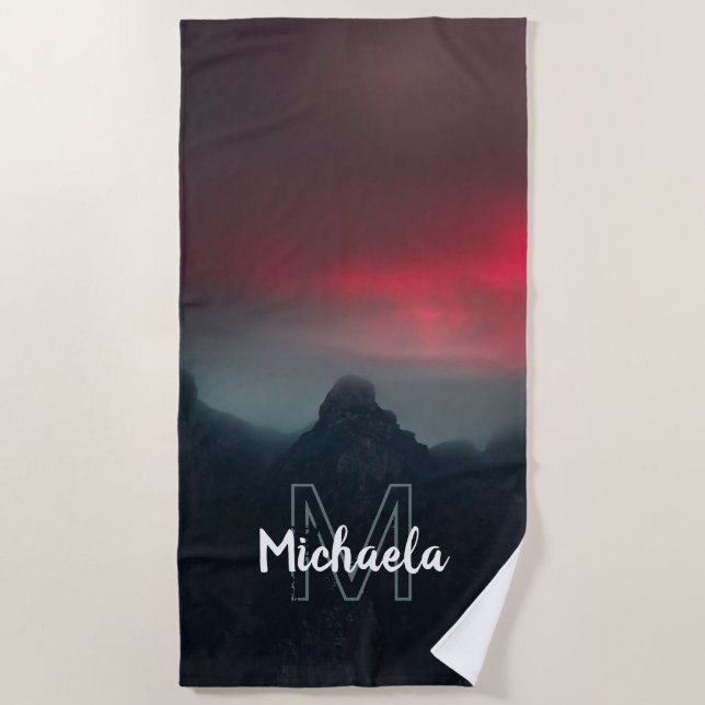 Toalla De Playa Nubes ardientes, niebla y montañas monograma playa (Anverso)