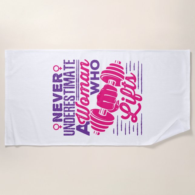 Toalla De Playa Nunca subestimes a una mujer que levanta (Anverso)