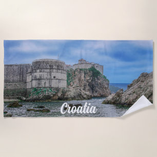 Toalla De Playa Paredes de fortaleza, costa rocosa y mar en Croaci