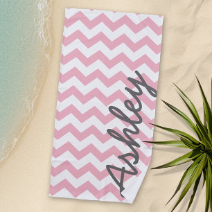 Toalla De Playa Patrón Chevron de moda con nombre - rosa pastel
