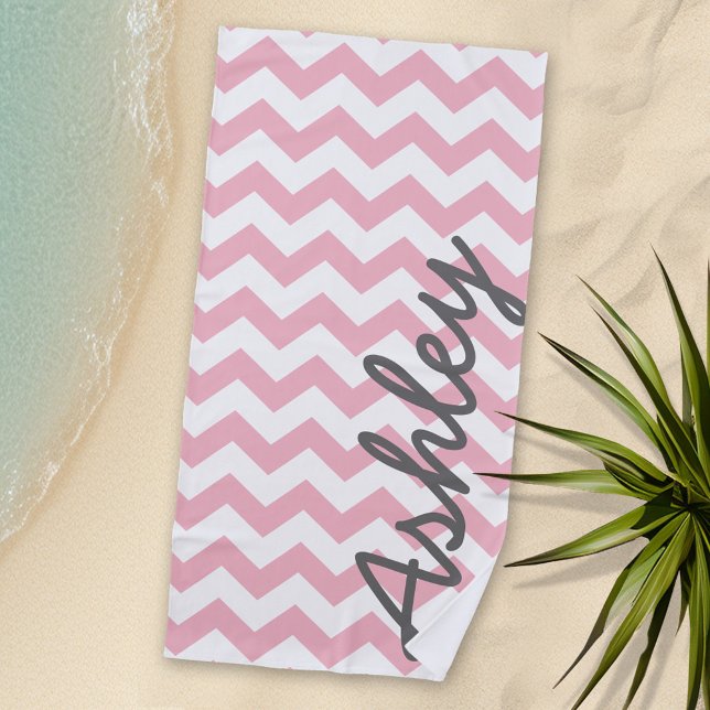 Toalla De Playa Patrón Chevron de moda con nombre - rosa pastel (Personalized Beach Towel)