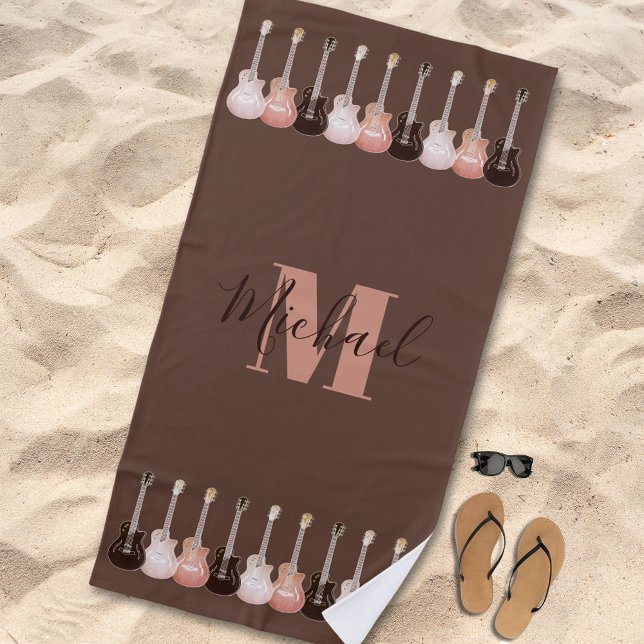 Toalla De Playa Patrón de guitarra monográfica marrón rústico (Rustic Guitar pattern custom monogram brown beach towel)