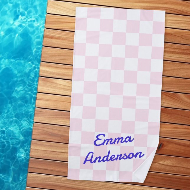Toalla De Playa Patrón de tablero de ajedrez blanco rosado con nom (Retro name light pink white checkerboard pattern beach towel)