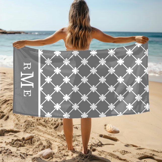 Toalla De Playa Patrón geométrico blanco gris monogramo | Editable (Subido por el creador)