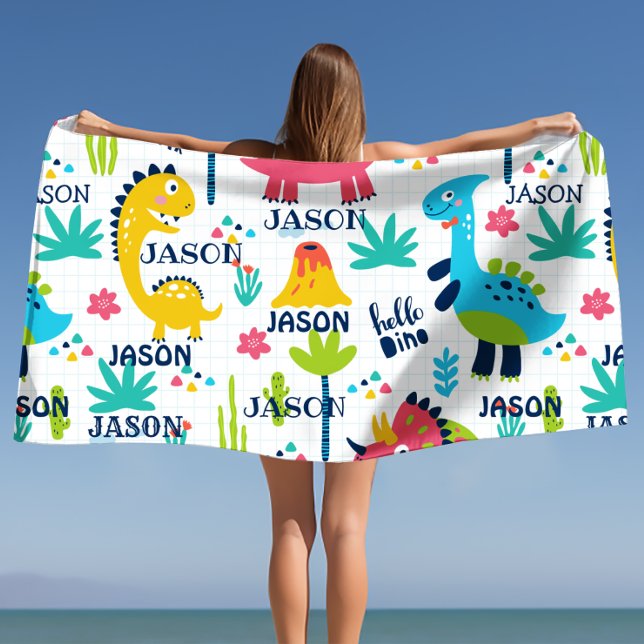 Toalla De Playa Patrón luminoso de dinosaurios con nombre personal (Bright Dinosaur Pattern with Custom Name Beach Towel)