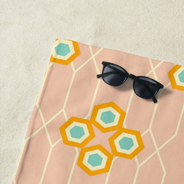 Toalla De Playa Peach background hexagonal floral pattern  (In situ)
