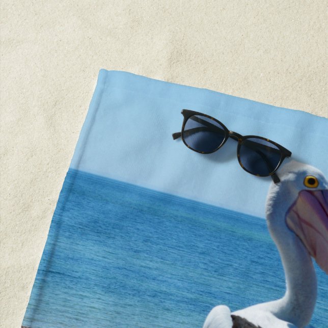 Toalla De Playa Pelican Encaramado En Un Peñón De Playa, (In situ)