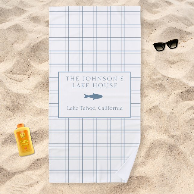 Toalla De Playa Personalizable clásico Plaid Lake House Blue Fish (Relax at the lake with our personalized beach towel, perfect for a cozy day by the water.)