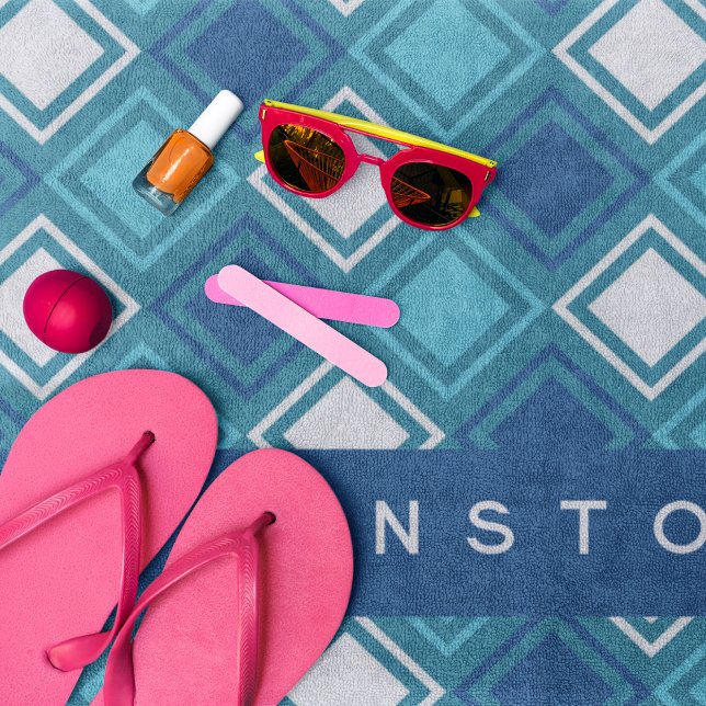 Toalla de playa personalizada Blue Squares (Blue Square Pattern with Custom Name on Beach Blanket)