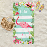 Toalla De Playa Personalizado floral de color rosa de agua tropica<br><div class="desc">Esta elegante toalla de playa de verano personalizada cuenta con un flamenco rosa bonito,  exuberantes palmeras tropicales,  flores de hibisco y rayas blancas costeras. Los colores vivos son rosa,  magenta,  amarillo,  verde,  marino y azul acuático. Personalice el texto del personalizado con un nombre.</div>
