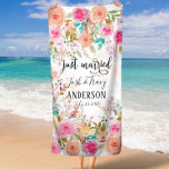 Toalla De Playa Personalizado floral rosa de Rubor recién casado<br><div class="desc">Haga de su recién casada una toalla de playa elegante y única. Este Personalizado floral rosado de Rubor Just Married Beach Towel es la forma perfecta de mostrar su nuevo título y hacer una declaración en la playa o en la piscina. Esta moderna toalla de baño es imprescindible para los...</div>