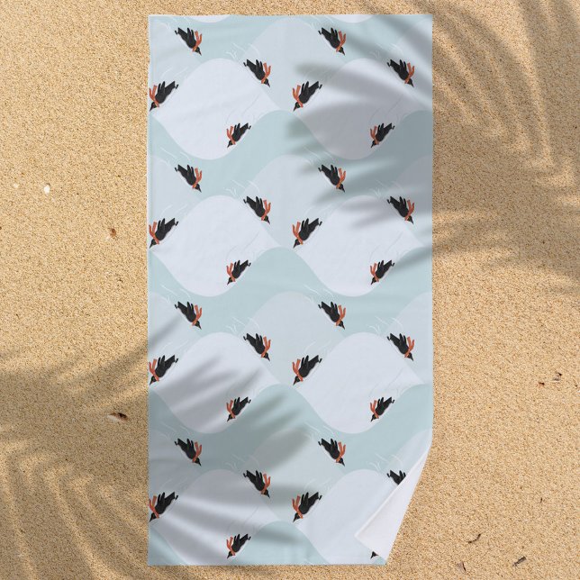 Toalla De Playa Pingüinos juguetones deslizándose sobre el patrón  (Penguins Sledding Pattern Beach Towel)