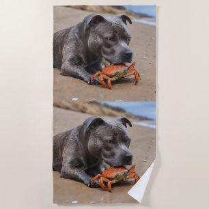 Toalla De Playa "Playside Pals: un Staffy y su compañero de cangre