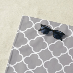 Toalla De Playa Quatrefoil gris, lámina de labranza, enrejado marr