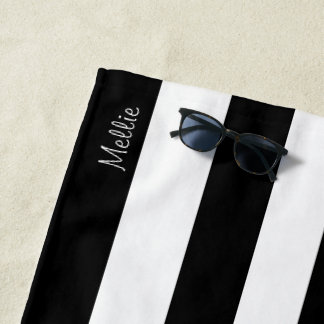 Toalla de playa rayada con nombre de monograma