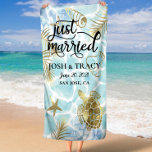 Toalla de playa, recién casada para una boda en la<br><div class="desc">¡Presentamos la toalla de playa "Just Married"! La manera perfecta de celebrar tu boda en la playa es que esta toalla es imprescindible para cualquier fiesta de soltera, ducha de novia o regalo de boda. Esta toalla es muy absorbente y tiene un bonito diseño de nombre. La forma perfecta de...</div>