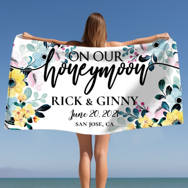 Toalla De Playa Regalos de Luna de Miel Floral Personalizados (Honeymoon Gifts Personalized Floral Beach Towel)
