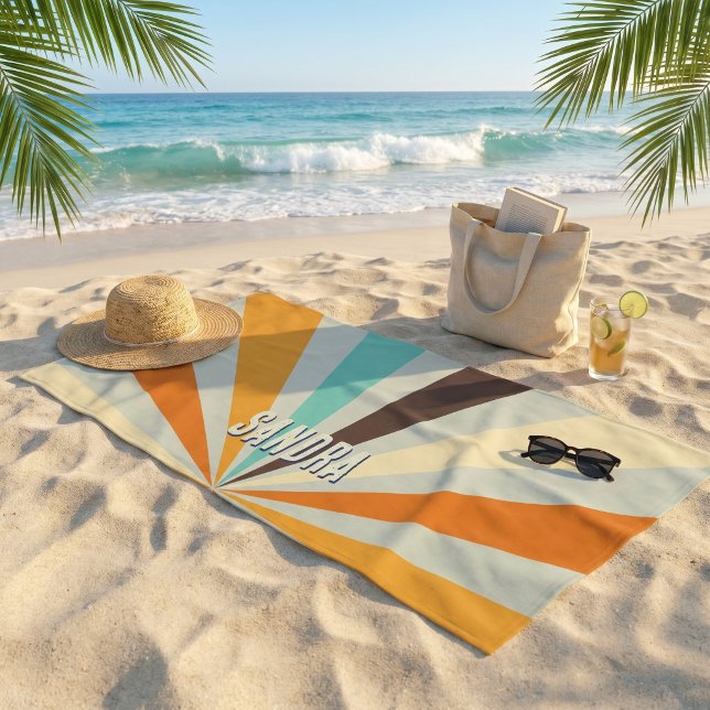 Toalla De Playa Retro Explosión de Sol Personalizado Nombre Groovy (Retro Sunburst Custom Name Groovy Vintage Green 💚 Beach Towel)