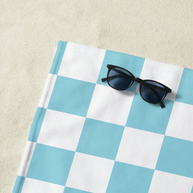 Toalla De Playa Robin Egg Blue con patrón de cuadrado blanco (In situ)