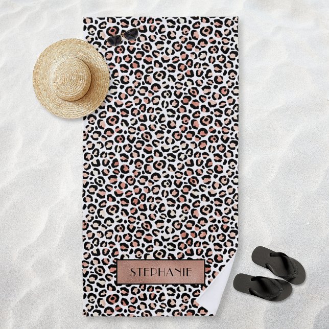Toalla De Playa Rosa Chic Estampado Leopardo Personalizado (Chic Rose Gold Leopard Print Personalized Beach Towel)
