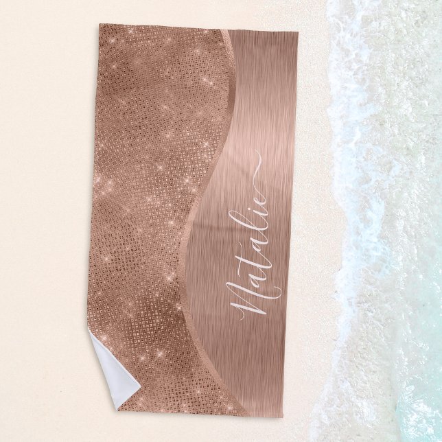 Toalla De Playa Rosa metálico Purpurina de oro personalizado (Shine bright like a diamond with this metallic rose gold glitter beach towel.)