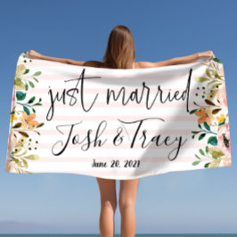 Toalla De Playa Rosa sonrojada floral personalizada recién casada