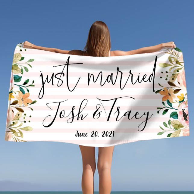Toalla De Playa Rosa sonrojada personalizada recién casada floral (Blush Rose Personalized Just Married Floral Beach Towel)