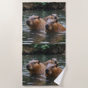 Toalla De Playa "Serenidad fluvial: Capybaras nadando en el caudal