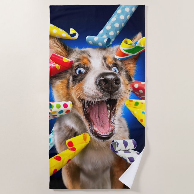 Toalla De Playa Sopladores de fiesta de perro feliz (Anverso)