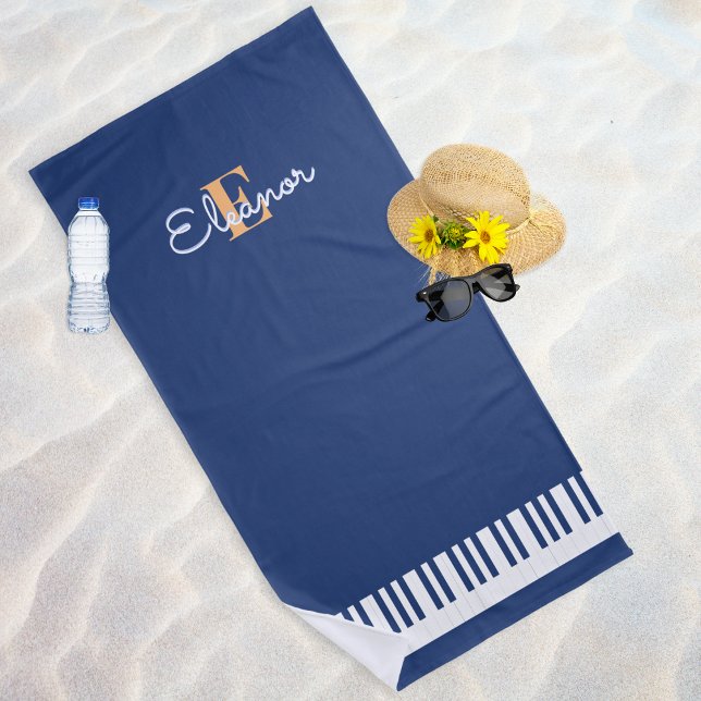 Toalla De Playa Teclado musical de monograma blanco azul de la mar (A stylish beach towel in dark blue with piano keyboard design and monogram)