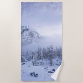 Toalla De Playa Tierras maravillosas del invierno, niebla, bosque 