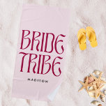 Toalla De Playa Tribu de novias Negrita Magenta Rosa Bachelorette<br><div class="desc">Una toalla de playa de color rosa y magenta, personalizada y audaz, con una tipografía divertida para "Tribu de novias" y tu nombre de elección. La elección perfecta para tu tribu de novias como las damas de honor, para un fin de semana de soltera en verano o para una fiesta...</div>