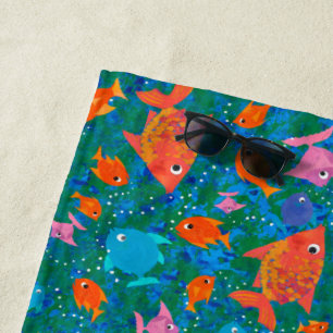Toalla De Playa Un pescado divertido y colorido sobre el azul oceá