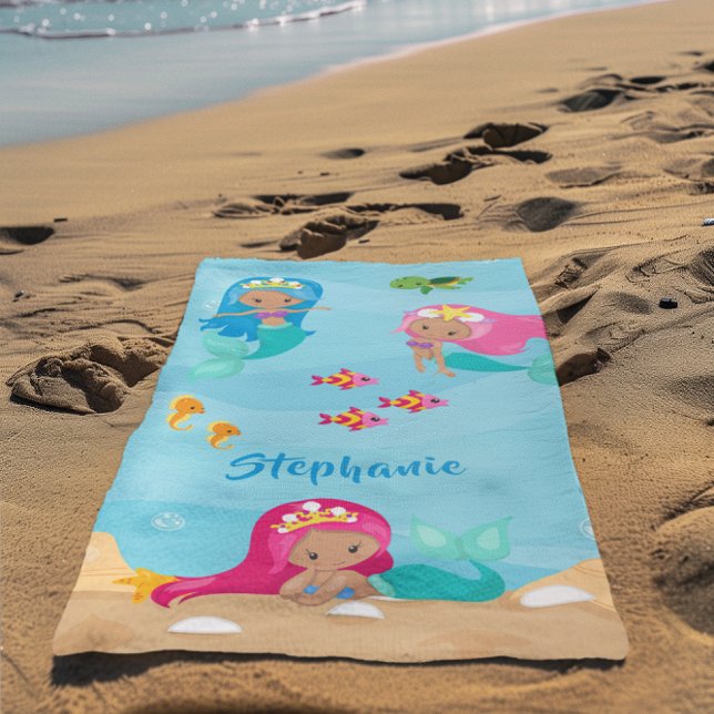 Toalla De Playa Una sirena pequeña y personalizada Girly bajo el m (Cute Mermaid Personalized Girly Under the Sea Beach Towel)