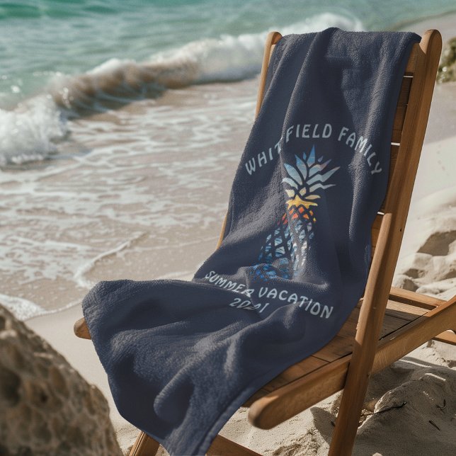 Toalla De Playa Vacaciones personalizadas de familia tropical Pues (Family Vacation Navy Blue Pineapple Beach Towel)