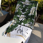 Toalla De Playa Verdor tropical | Guión de la Sra. Brushed<br><div class="desc">Esta elegante toalla de playa dice "Mrs." en la moderna tipografía de escritura cepillada con un frondoso follaje tropical y fondo de pintura negra. Añade tu apellido para un toque más personalizado. Agregue la redacción de su personalizado a este diseño utilizando los cuadros "Editar esta plantilla de diseño" situados en...</div>