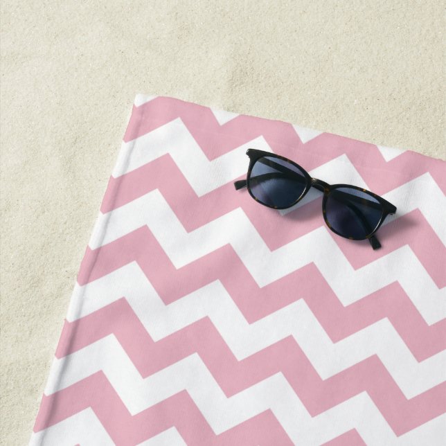 Toalla De Playa Zigzag rosa, Chevron rosado, patrón geométrico (In situ)