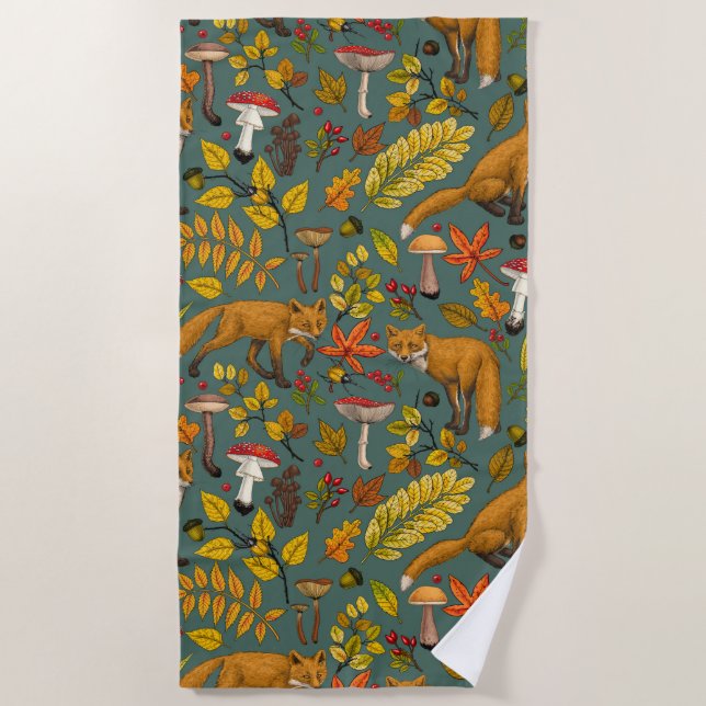 Toalla De Playa zorros otoñales sobre verde pino (Anverso)