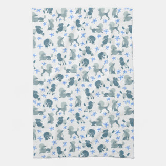 Toalla de té azul silenciada de los caniches